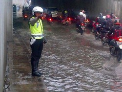 Underpass Pasar Gembrong Tergenang, Lalu lintas Macet Panjang