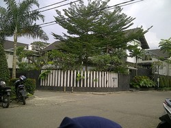 Rumah Mewah Atut di Bandung Sepi, Ada Mobil Sport Parkir di Garasi