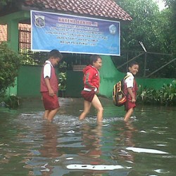 SDN 07-08 Duren Sawit Banjir Dampak Hujan Semalam
