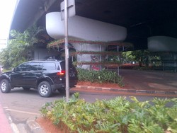 Taman Gantung Mulai Mempercantik Flyover Pancoran