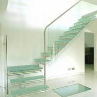 Pilih Permukaan Anti Licin Untuk Desain Tangga Kaca