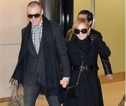 Ayumi Hamasaki Bertunangan dengan Pria 10 Tahun Lebih Muda