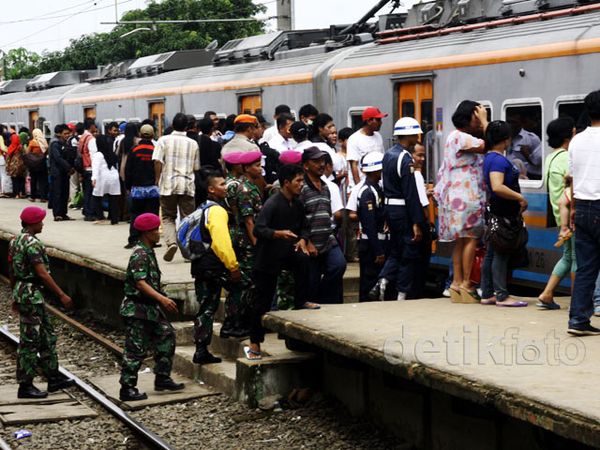 Warga Blokir Stasiun Cilebut