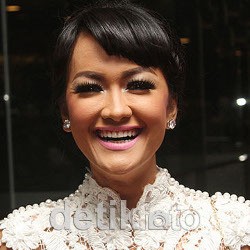 Cinta Perbedaan, Jupe Bantu-bantu Natalan Gaston