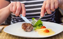 Inilah Tata Cara Makan Beefsteak yang Benar!