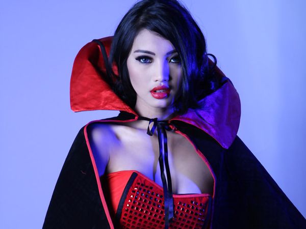 Mau Digigit Vampire Seksi ini?