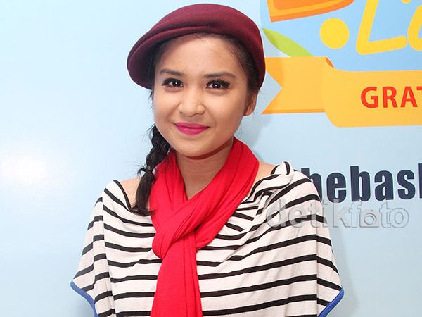 Gaya Putri Titian Bertopi Baret