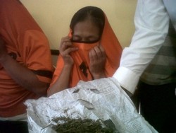 Perempuan Ini Edarkan Ganja Sambil Gendong Balita