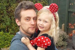 Punya Tumor Otak, Ayah Ini Mati-matian Cari Dana untuk Putrinya yang Kanker