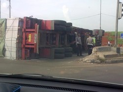 Truk Terguling di Tol Cikampek Arah Jakarta, Lalin Tersendat