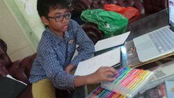 Impian Desainer Cilik Tuna Rungu: Bikin Baju untuk Michele Obama!