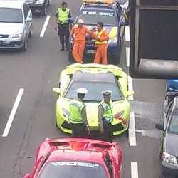 Keluar Asap di Depan Gedung DPR, Kap Mesin Lamborghini Dibuka
