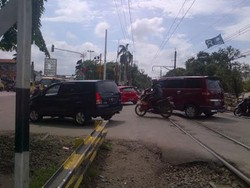 Nekat! Pengendara Terobos Lampu Merah di Perlintasan Kereta Cipinang
