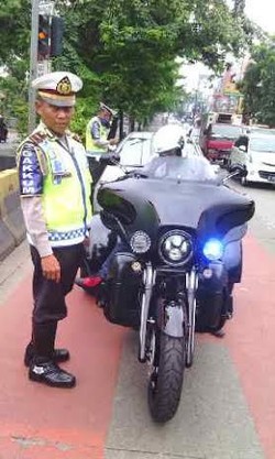 Penunggang Moge ini Ditilang di Pondok Indah karena Pasang Lampu Blitz