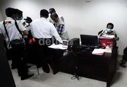 KPK Sita Dokumen PT Pantai Aan dari Geledah di Rumah Bambang Soeharto