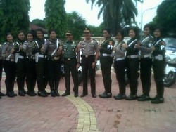 Sambut Hari Ibu, SBY dan Ibu Ani Dikawal Polwan dan Kowad Cantik