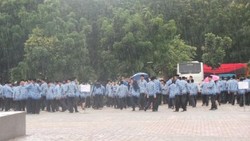  Byuurr! Hujan Deras Bubarkan Upacara Hari Ibu di Monas