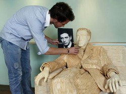 Kreatif, Seniman Ini Membuat Patung dari Batang Korek Api