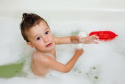 Studi Ini Klaim Berendam Air Panas Bisa Meredam Gejala Autis pada Anak