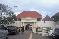 Capek Keliling Malioboro, Rehat di Benteng Vredeburg