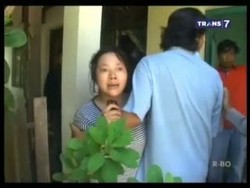 Lawan Preman Bayaran, Ibu-ibu Terluka