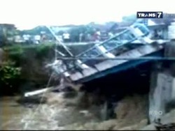 Video Detik Detik Jembatan Runtuh