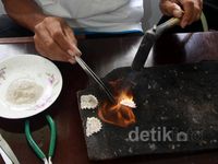 PGN Bantu Pengrajin Perak dan Tembaga