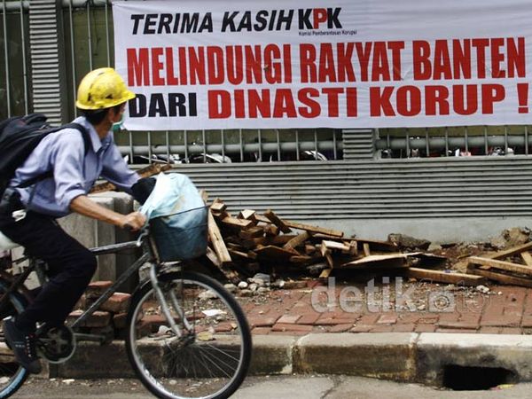 Spanduk Dukung Atut Tersangka 