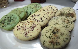 Raturamla: Krenyes Gurih Cookies Bertabur Hisbiscus dan Jati Belanda