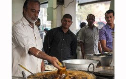 Wouw! Chef Ini Bisa Menggoreng Makanan dalam Minyak Panas dengan Tangan Telanjang