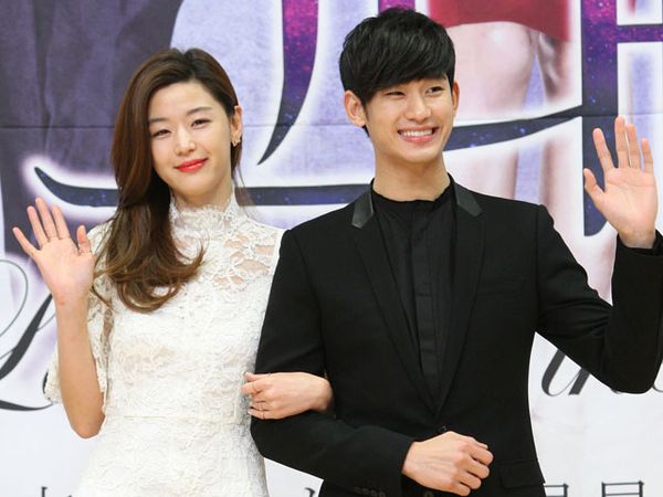Kim Soo Hyun dan Jun Ji Hyun Tebar Senyuman