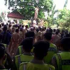 Iri Gaji Buruh, Perangkat Desa Demo di DPRD Pasuruan