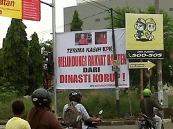 Atut Tersangka, Baliho Dukung KPK Bersihkan Dinasti Korup Muncul di Serang