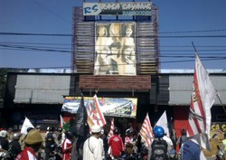 Warung Cahaya Tandingi Praktik Duren Parung