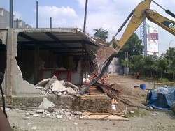 Berdiri di Jalur RTH, Ruko Senilai Rp 2 M di Pasar Rebo Dirobohkan Petugas