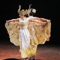 Tari Merak Bodas Karya Maestro Irawati Durban Pukau Penonton di TIM