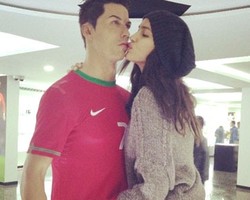  Kiss! Model Seksi Irina Shayk Cium Mesra Cristiano Ronaldo Palsu