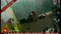 Paksa Imigran Bugil dan Semprotkan Obat Kudis, Aparat Italia Dikecam