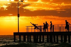 Keasyikan Buka Facebook, Turis Ini Kecebur ke Laut