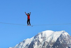 Ngeri! Traveler Ini Jalan di Kabel Pegunungan Alpen