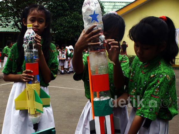 Siswa SD Bikin Roket Air