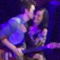 So Sweet, John Mayer Cium Katy Perry di Depan Ribuan Fans