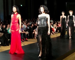 Sapto Djojokartiko Tampilkan Gaun Couture Terbuat dari Kulit Buaya