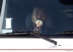 Sluurp! Kanye West Kepergok Sedang Menikmati Es Krim