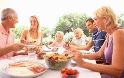 Agar Tak Repot Menjamu Tamu Saat Natal, Lakukan Persiapan Ini (2)