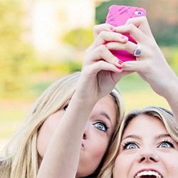 Edan! Ibu-Anak Topless Bareng di Snapchat