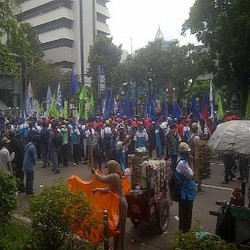 Seratusan Buruh Demo di Depan Kantor Chatib Basri dan Hatta Rajasa