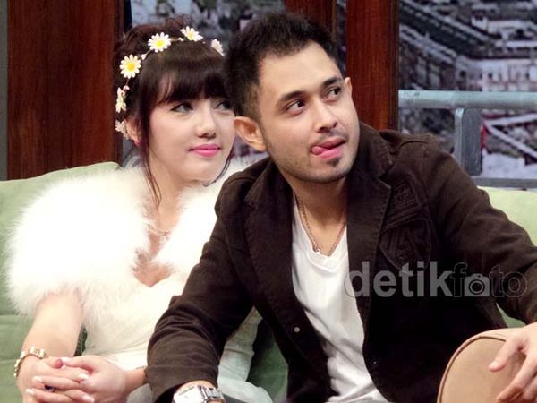Putus dari Adjie, Bella Sophie Mesra dengan Meidian