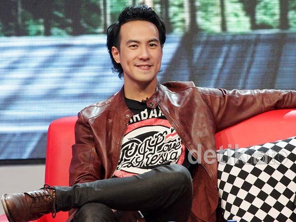 Gaya Cool Daniel Mananta Berjaket Kulit