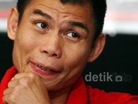 Chris John Gantung Sarung Tinju